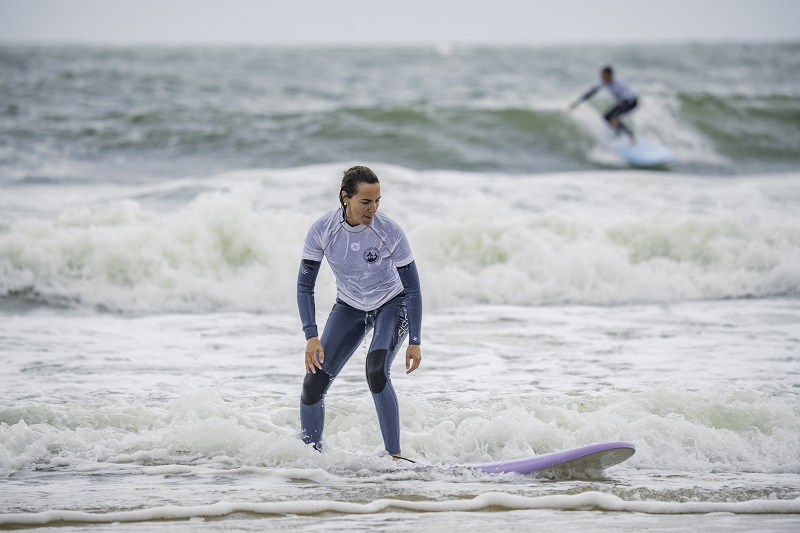 Élèves de surf sur la plage de Capbreton avec moniteur diplômé