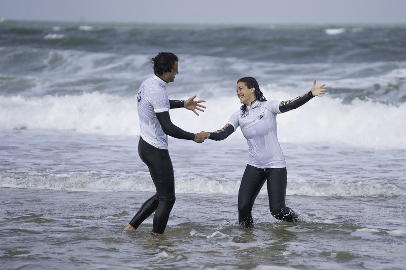Élève de surf debout sur sa planche à Capbreton