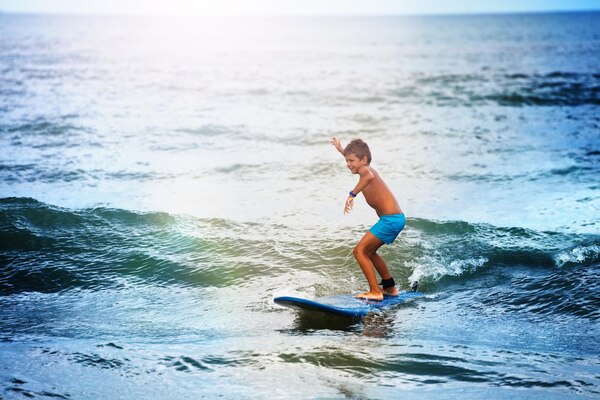 Enfants apprenant le surf à Capbreton avec moniteur diplômé